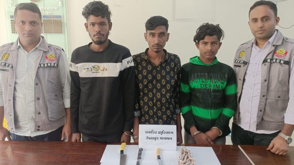 রাজধানীতে অস্ত্রসহ দুই ছিনতাইকারী আটক